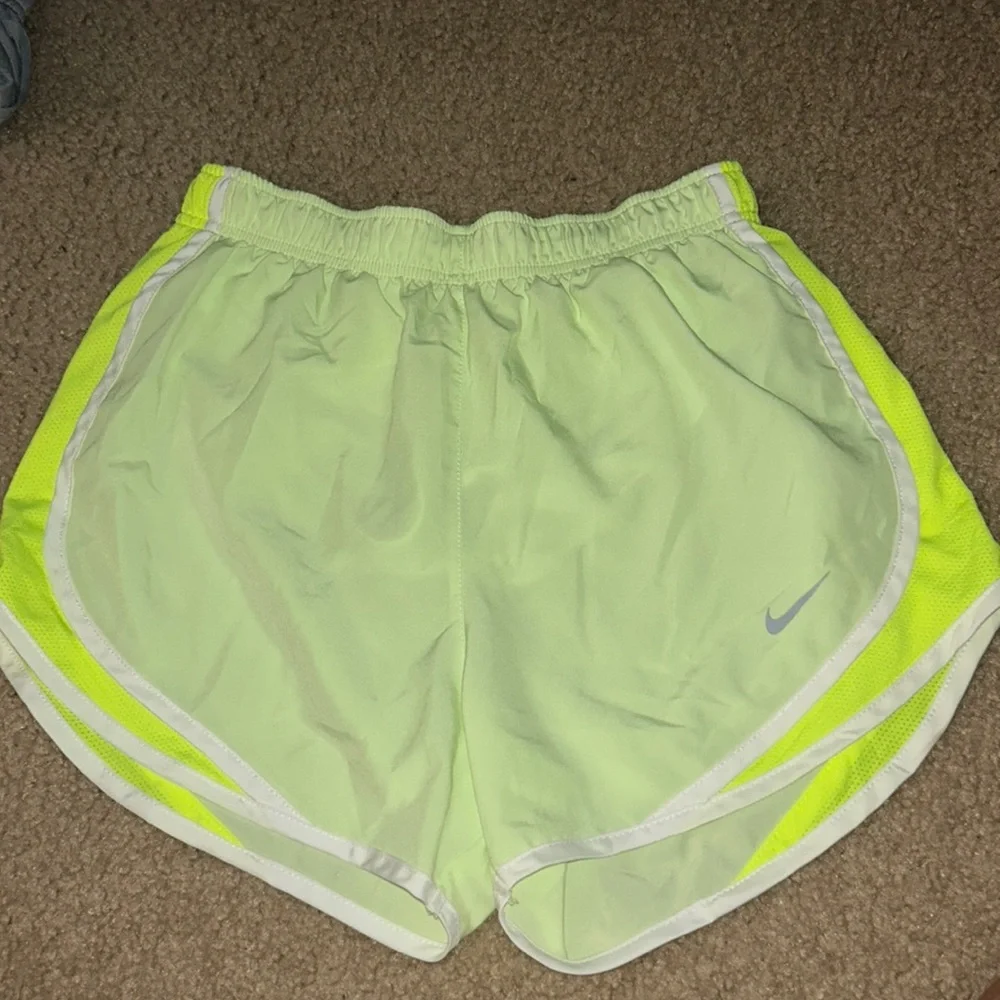 Women’s Nike dri-fit shorts - Picture 1 of 2